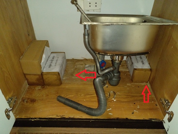 Hộp nhử mối đặt vòa vị trí có mối gây hạ tủ bếp