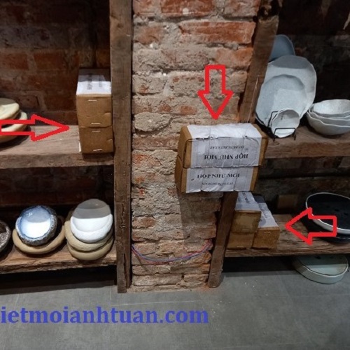 Đặt hộp nhử mối tại quán cà phê