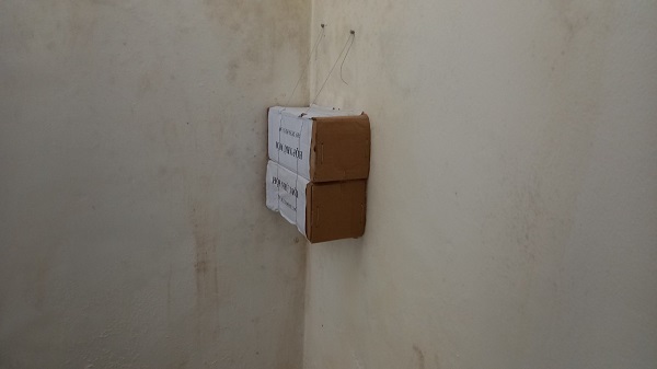 Đặt hộp nhử mối treo trên tường nhà cố định 