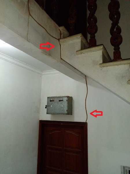 Dấu hiệu nhận biết nhà có mối bằng các đường ống bùn trên tường