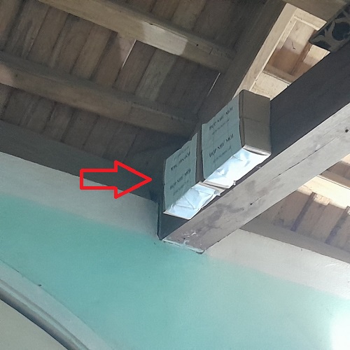 Đặt hộp nhử mối vào nơi khảo sát thấy có mối đang hoạt động