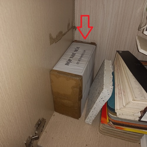 Đặt hộp nhử mối vào vị trí tủ tài liệu đang có mối gây hại