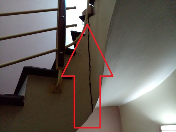 Dấu hiệu mối đắp dường mui lên cầu thang 