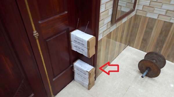 Đặt hộp nhử mối vào vị trí đang có mối gây hại khuân cửa 