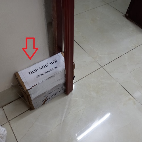 Đặt hộp nhử mối vào vị trí đang có mối tại khuân cửa 