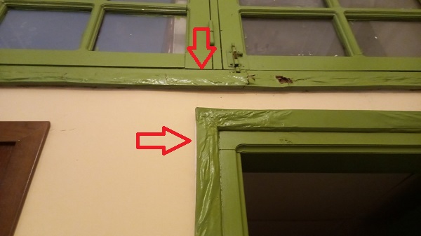 Dấu hiệu mối xông khuân cửa làm sùi bề mặt gỗ 