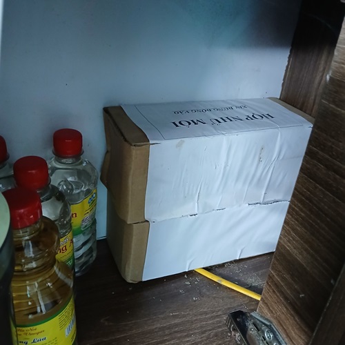 Đặt hộp nhử mối vị trí tủ bếp, nơi có mối đang hoạt động