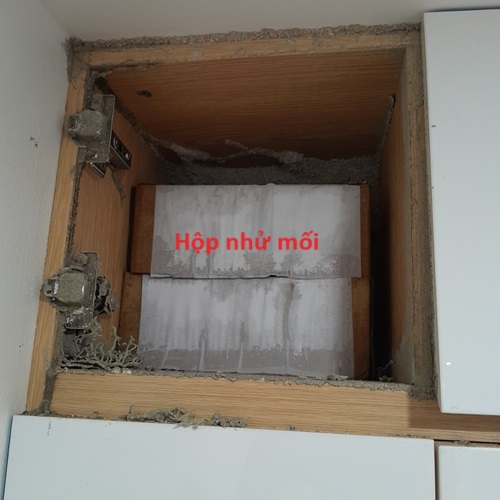 Đặt hộp nhử diệt mối xông vào tủ bếp