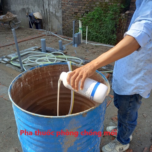 Kỹ thuật viên pha thuốc phòng chống mối Wazary 10sc