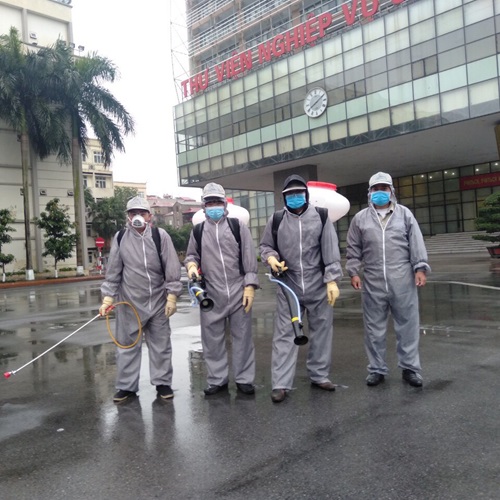 Đội ngũ nhân viên phun thuốc muỗi cho cơ quan