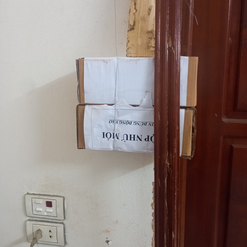 Đặt hộp nhử mối xông lên khuôn cửa gỗ 