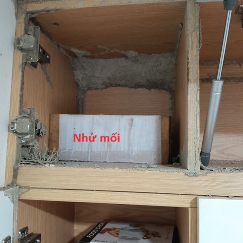 Đặt hộp nhử mối vào ngăn tủ đang có mối ăn
